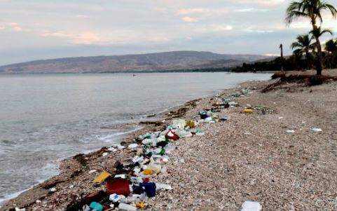 DESECHOS PLÁSTICOS EN EL OCEANO Y COSTAS