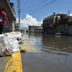 Efectos de tormentas en ríos y su impacto en construcciones urbanas cercanas