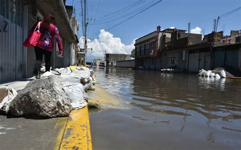 Efectos de tormentas en ríos y su impacto en construcciones urbanas cercanas